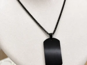 Chapa de Acero Negra con Cadena – Grabado Personalizado Chapa de Acero Negra con Cadena – Grabado Personalizado