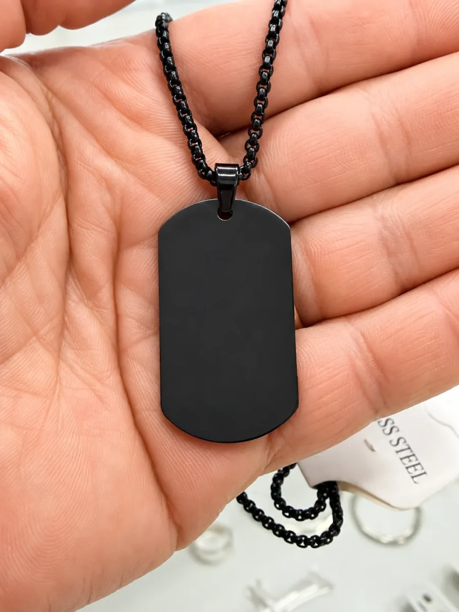 Chapa de Acero Negra con Cadena – Grabado Personalizado Chapa de Acero Negra con Cadena – Grabado Personalizado - Imagen 2