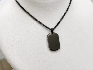 Chapa Negra de Acero con Cadena 60 cm – Grabado Personalizado Chapa Negra de Acero con Cadena 60 cm – Grabado Personalizado